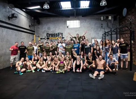 Turma de alunos reunida no salão do CrossFit Ipiranga